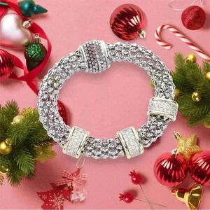 4️⃣0️⃣Two Tone Bracelet w/Three Pave Stations
& Magnetic Closure